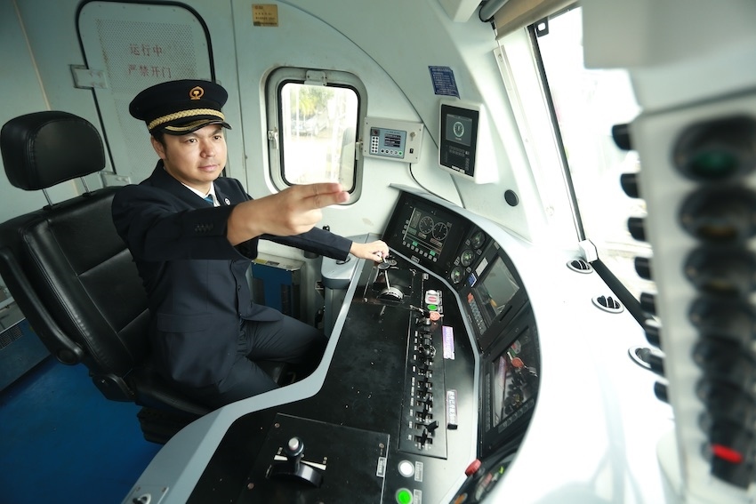 發(fā)車前，仲俊斕確認(rèn)儀表、指示燈狀態(tài)正常。成都機(jī)務(wù)段供圖