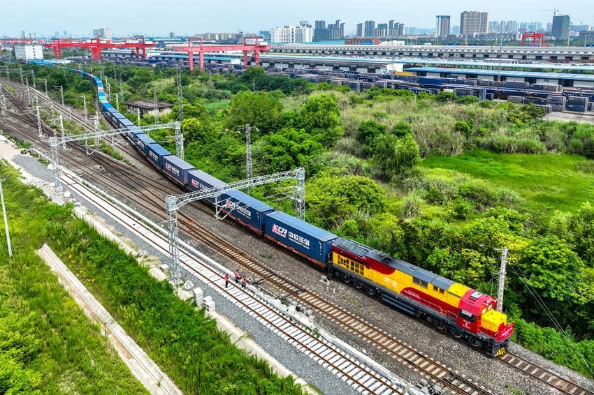 中歐班列（成渝）駛出成都國(guó)際鐵路港。青白江區(qū)委宣傳部供圖