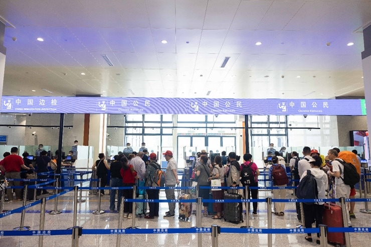 乘坐中老鐵路國(guó)際旅客列車的旅客在磨憨邊檢大廳排隊(duì)候檢。黃遠(yuǎn)飛 攝