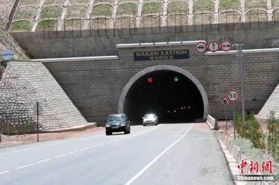 連接塔吉克斯坦南北的重要隧道之一哈特隆隧道由中國路橋承建，是塔國南北公路交通的重要干線道路，對促進塔吉克斯坦南北交流和國民經濟發(fā)展具有重要意義。田冰攝