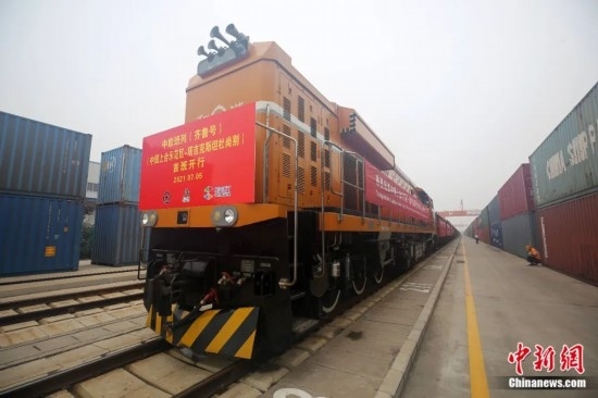 2021年7月5日，中國—上海合作組織地方經貿合作示范區(qū)（簡稱“上合示范區(qū)”）前往塔吉克斯坦首都杜尚別的首班中歐班列（齊魯號）“上合快線”發(fā)出，從上合示范區(qū)青島多式聯運中心啟程，為中國及日本、韓國等周邊國家和地區(qū)與塔吉克斯坦經貿往來提供了全新的物流解決方案。胡耀杰 攝