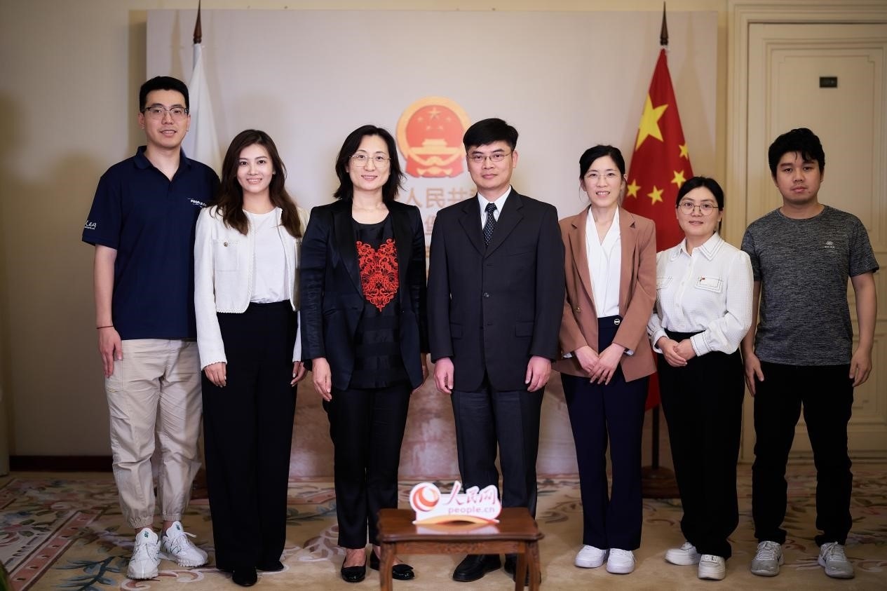 中國(guó)駐圣彼得堡副總領(lǐng)事張曉慶（左四）與人民網(wǎng)記者合影。