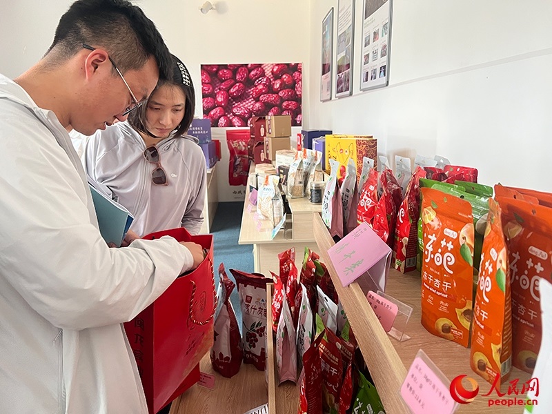 消費者在選購產(chǎn)品。人民網(wǎng)記者 常雪梅攝