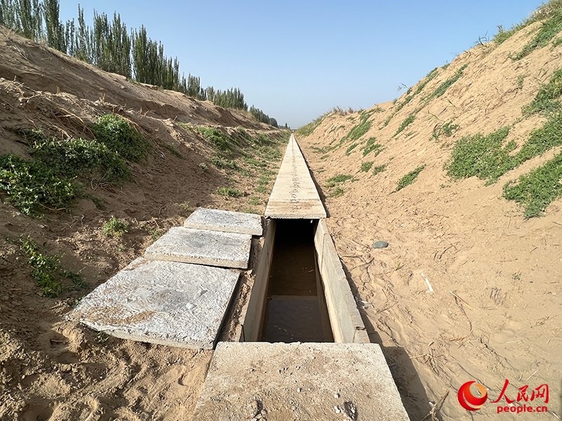 打開蓋板，可見水在寬一米、深一米的渠道內(nèi)暢通流過。人民網(wǎng)記者 常雪梅攝