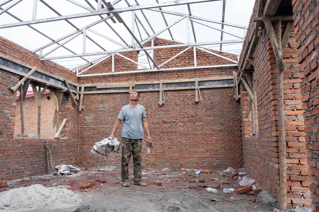 近日，在黑龍江省尚志市老街基鄉(xiāng)基豐村，村民劉環(huán)茂查看新建的房屋。新華社記者 謝劍飛 攝