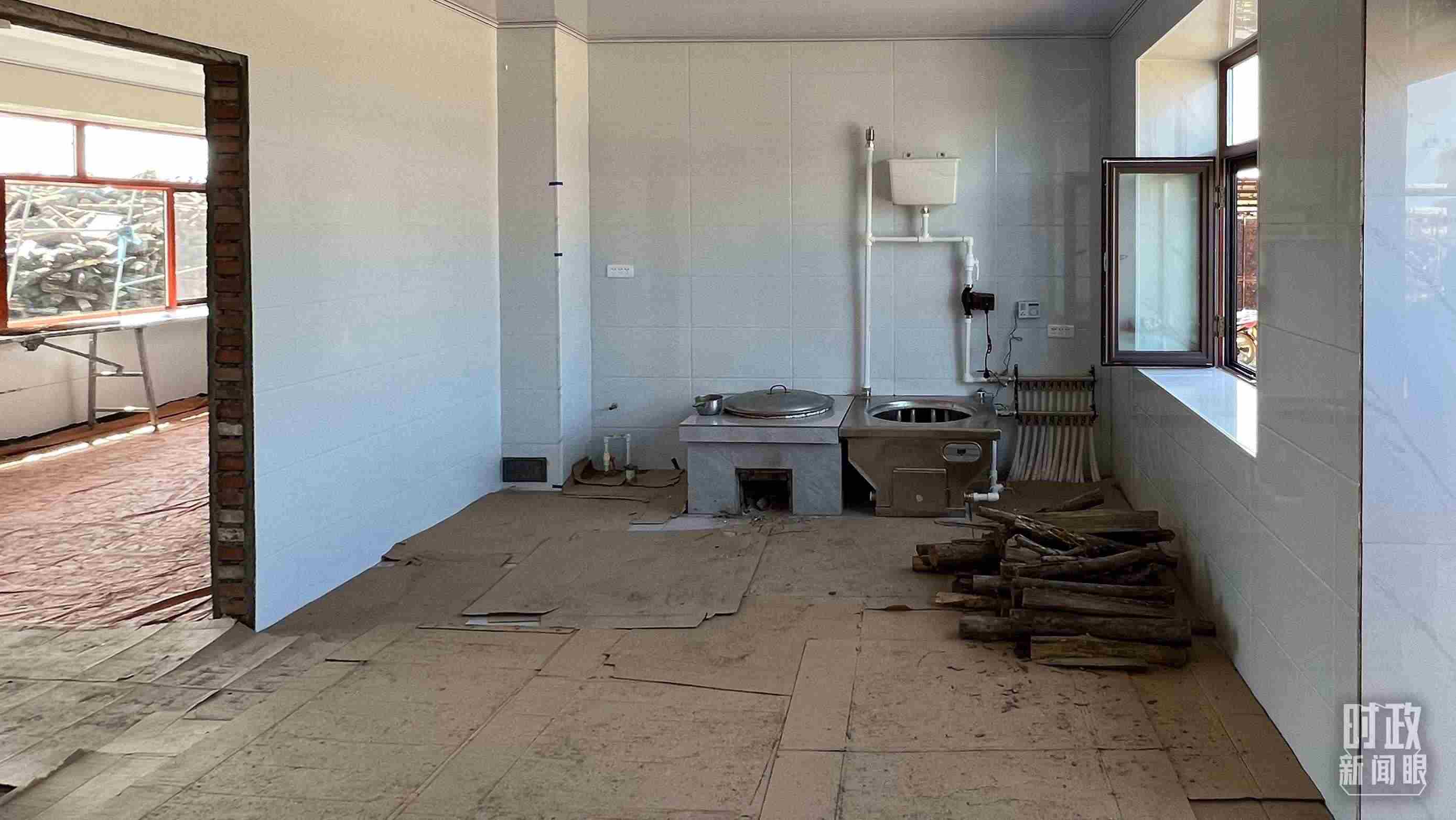 △龍王廟村內(nèi)，受災(zāi)房屋內(nèi)部正在進(jìn)行翻修。（總臺央視記者邢彬拍攝）