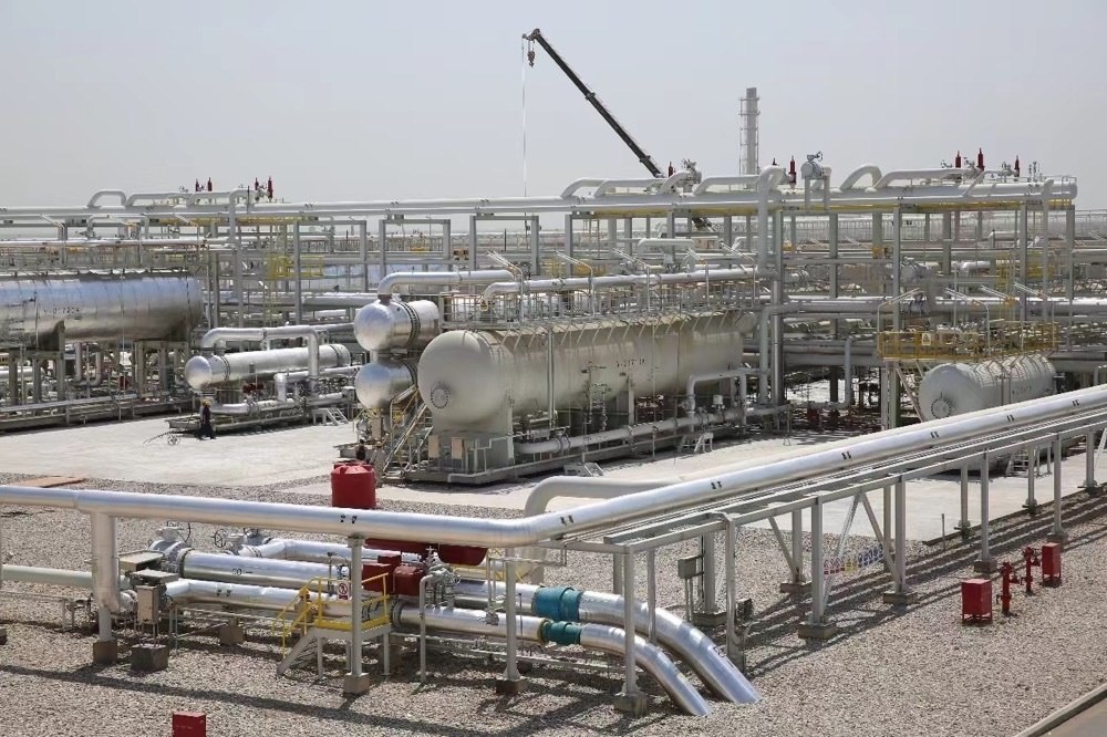 圖為位于伊拉克米桑省阿瑪拉市，由中國石油、道達爾、馬來西亞石油合資建設的哈法亞油田油氣處理站。中國石油哈法亞公司/供圖