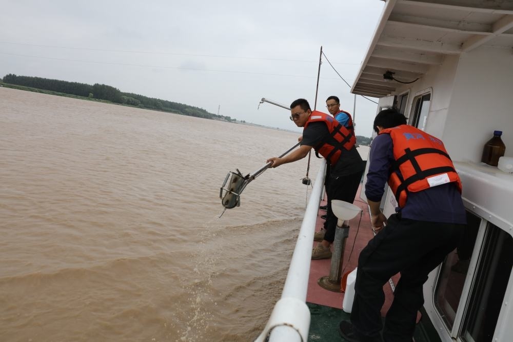 2023年6月29日，調(diào)水調(diào)沙期間，黃河下游利津水文站工作人員在進(jìn)行取沙作業(yè)。新華社記者 劉詩(shī)平 攝