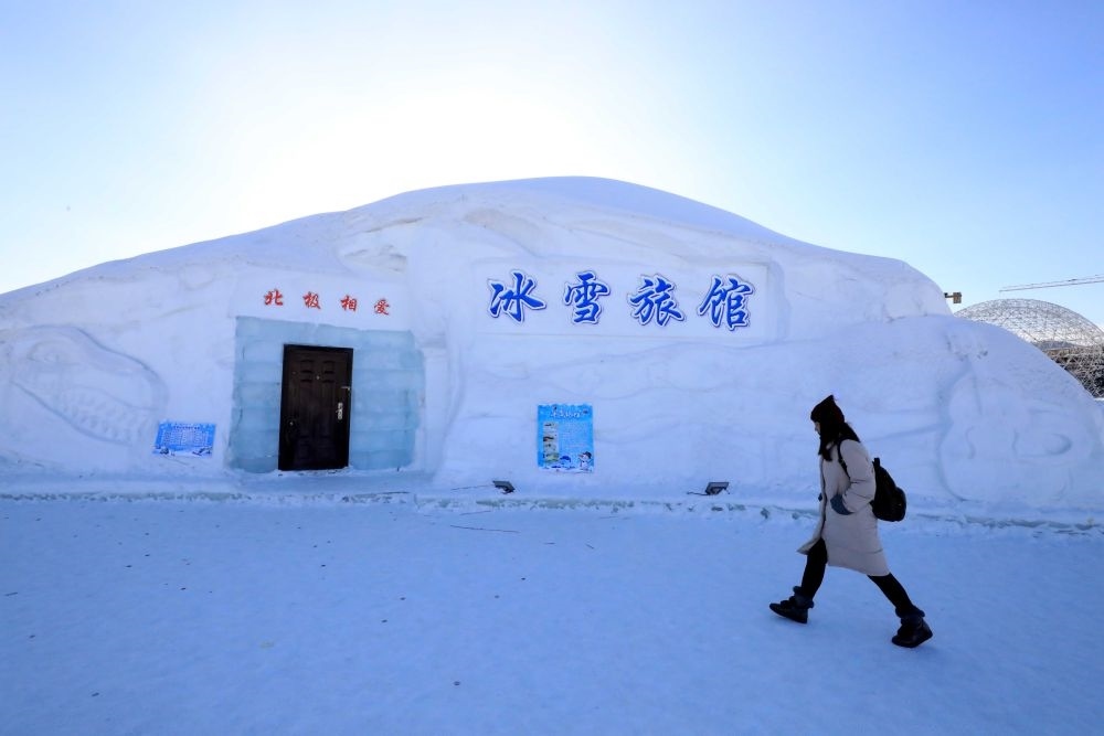 游客從北極村冰雪旅館的一個房間前走過（2018年1月31日攝）。