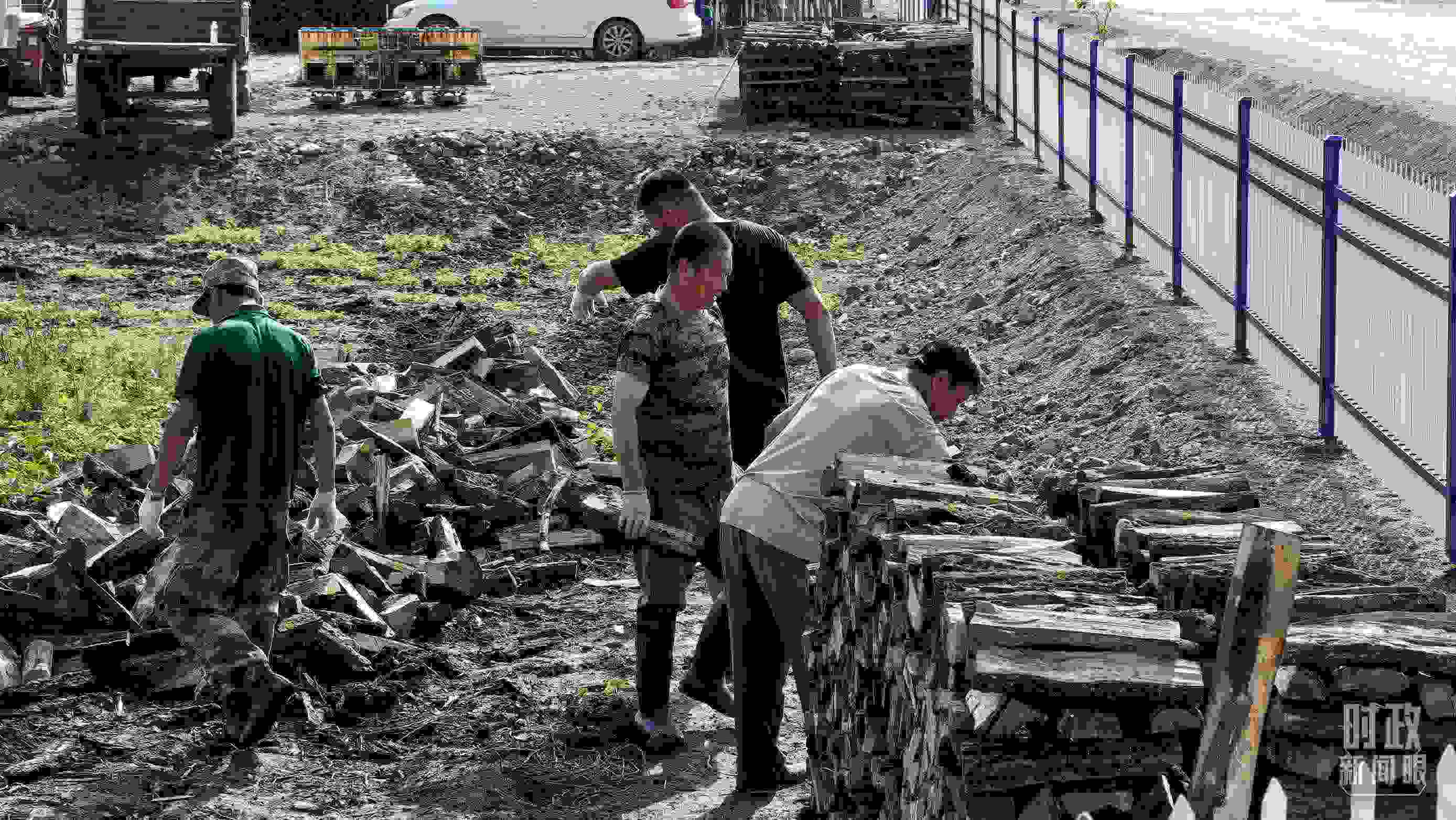 △村民正在整理家中被洪水沖垮的柴火垛。（總臺央廣記者潘毅拍攝）