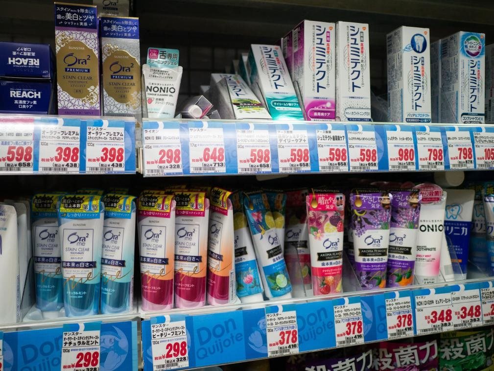 這是8月16日在日本東京新宿一商場拍攝的貨架。新華社記者張笑宇攝