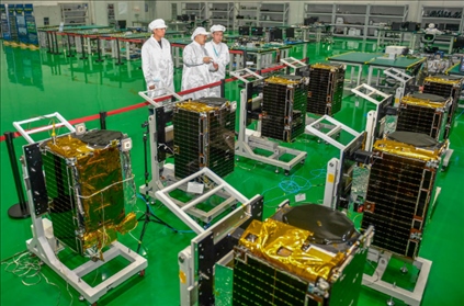 △2022年10月17日，位于吉林長春的長光衛(wèi)星技術(shù)股份有限公司科研人員在衛(wèi)星總裝測試大廳進(jìn)行相關(guān)測試工作。