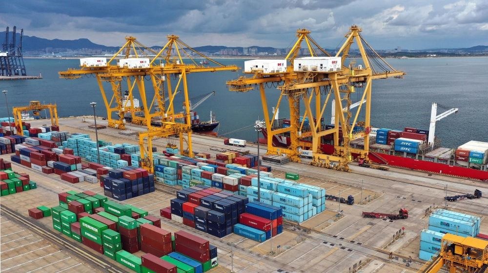 △在遼寧大連市遼寧港口集團(tuán)大連港集裝箱碼頭，貨輪在裝卸集裝箱。