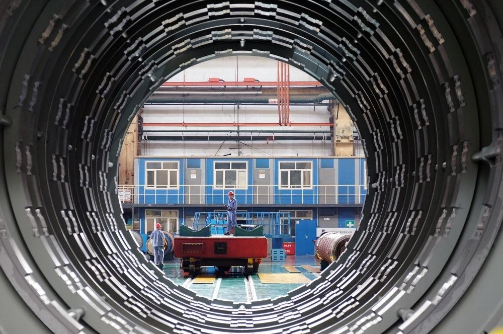 △2023年8月31日，工人在哈電集團(tuán)哈爾濱電機(jī)廠有限責(zé)任公司的水電分廠重型車間作業(yè)。