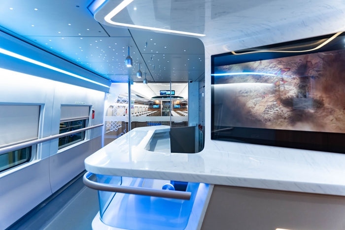 復(fù)興號(hào)亞運(yùn)智能動(dòng)車組列車車廂。上海鐵路局融媒體中心供圖