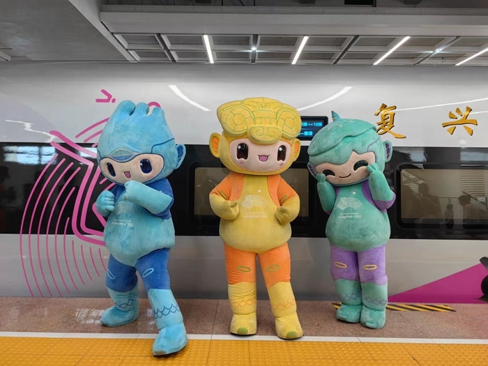 復(fù)興號(hào)亞運(yùn)智能動(dòng)車組列車車廂。上海鐵路局融媒體中心供圖