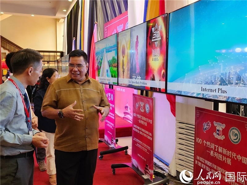 圖為菲律賓國(guó)家圖書(shū)館館長(zhǎng)阿德里亞諾參觀新時(shí)代中國(guó)圖片展。人民網(wǎng)記者樊帆攝