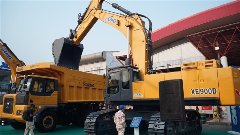 徐工集團(tuán)展出的90噸礦用挖掘機(jī)與80噸自卸車。石偉攝影