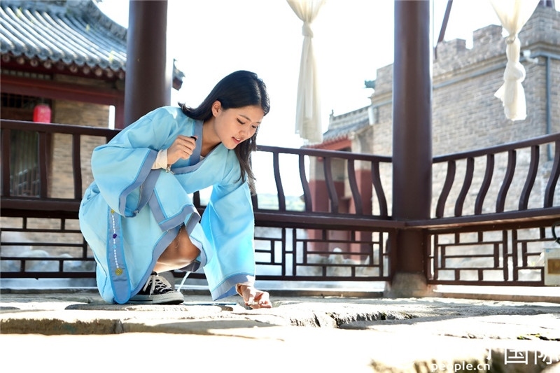 圖為選手在“曲水流觴亭”將“桃心”蠟燭放入渠中。人民網 盧鵬宇攝