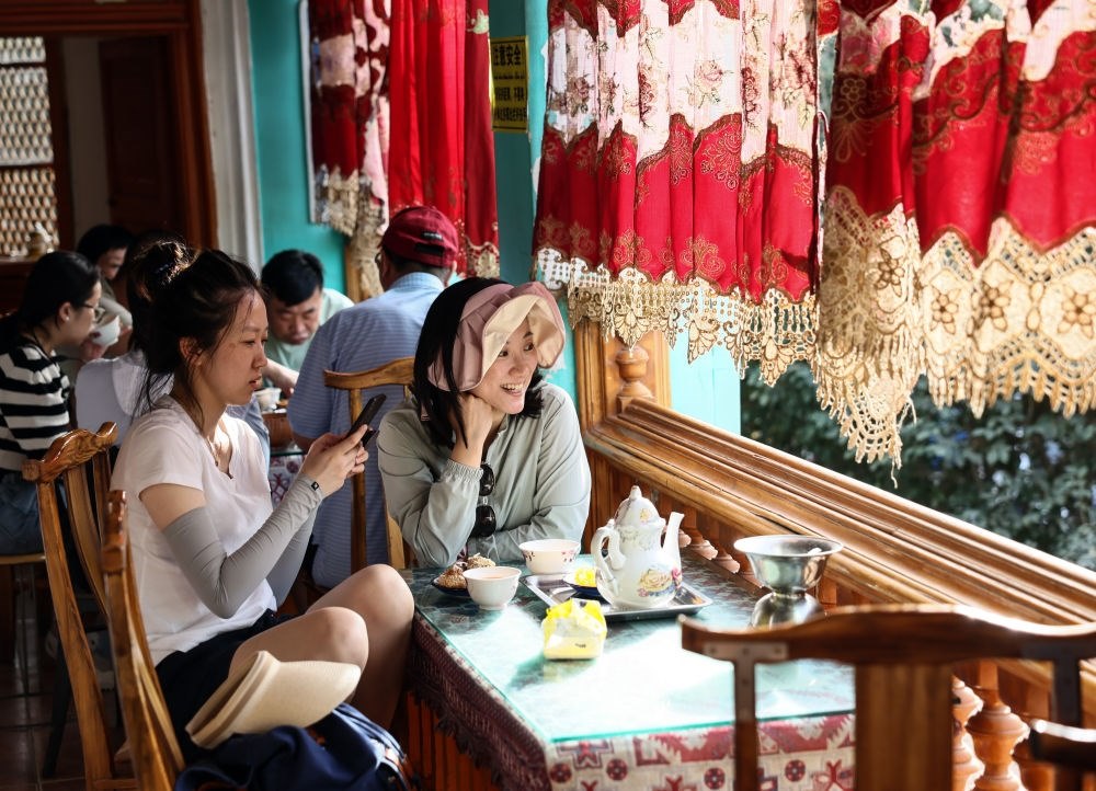 游客在新疆喀什古城景區(qū)百年老茶館內(nèi)品茶小憩（2023年9月7日攝）。新華社記者 蘭紅光 攝