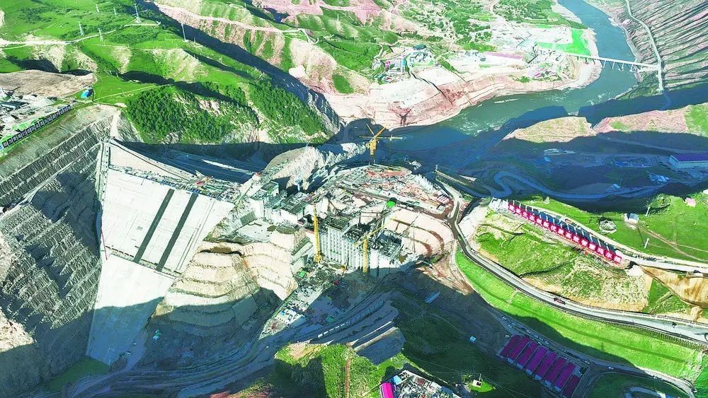 瑪爾擋水電站項(xiàng)目建設(shè)現(xiàn)場。國家能源集團(tuán)青?，敔枔跛娬竟﹫D