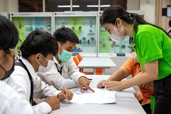 3月14日，在泰國(guó)大城府大城技術(shù)學(xué)院魯班工坊，教師（右一）給學(xué)生上課。新華社記者 王騰 攝