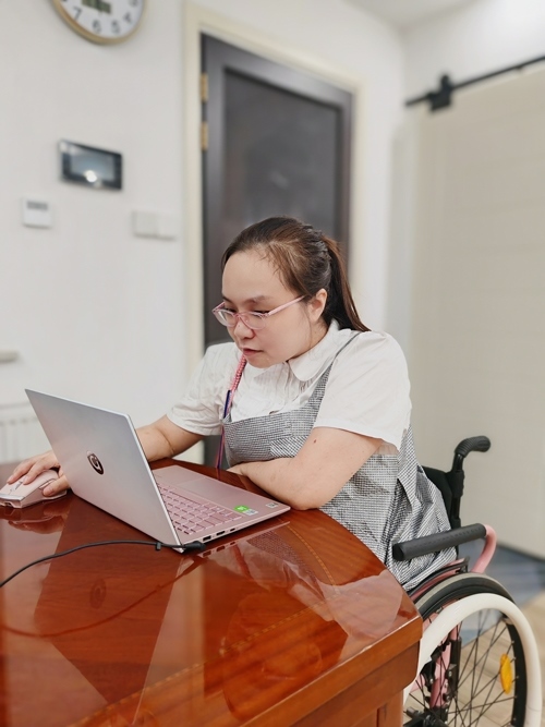 杜誠誠在準備電影講解稿。 魏涵玉攝