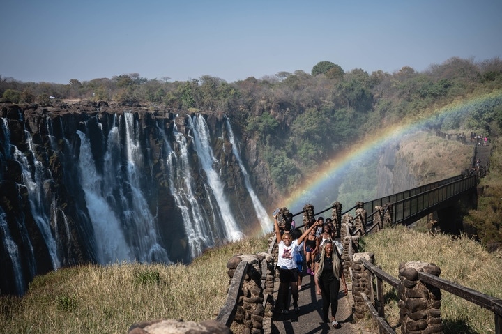 8月21日，游客在贊比亞觀賞維多利亞瀑布景色。