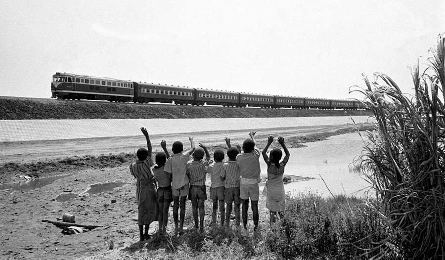 贊比亞魯西瓦西湖畔的少年兒童歡迎坦贊鐵路的列車通到他們的家鄉(xiāng)（1976年攝）。