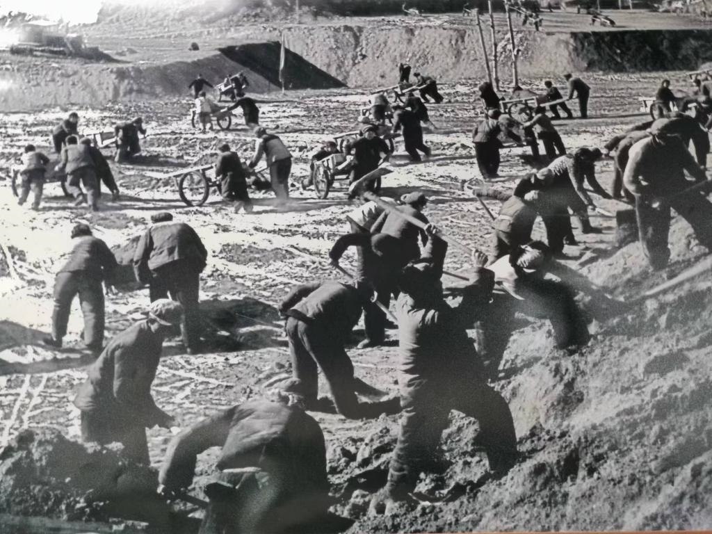 20世紀70年代，高西溝人治理水土流失場景。（資料圖片）