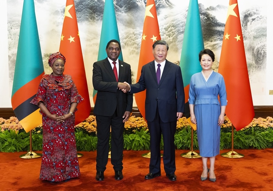 這是會談前，習(xí)近平主席和夫人彭麗媛同希奇萊馬總統(tǒng)和夫人穆廷塔合影。