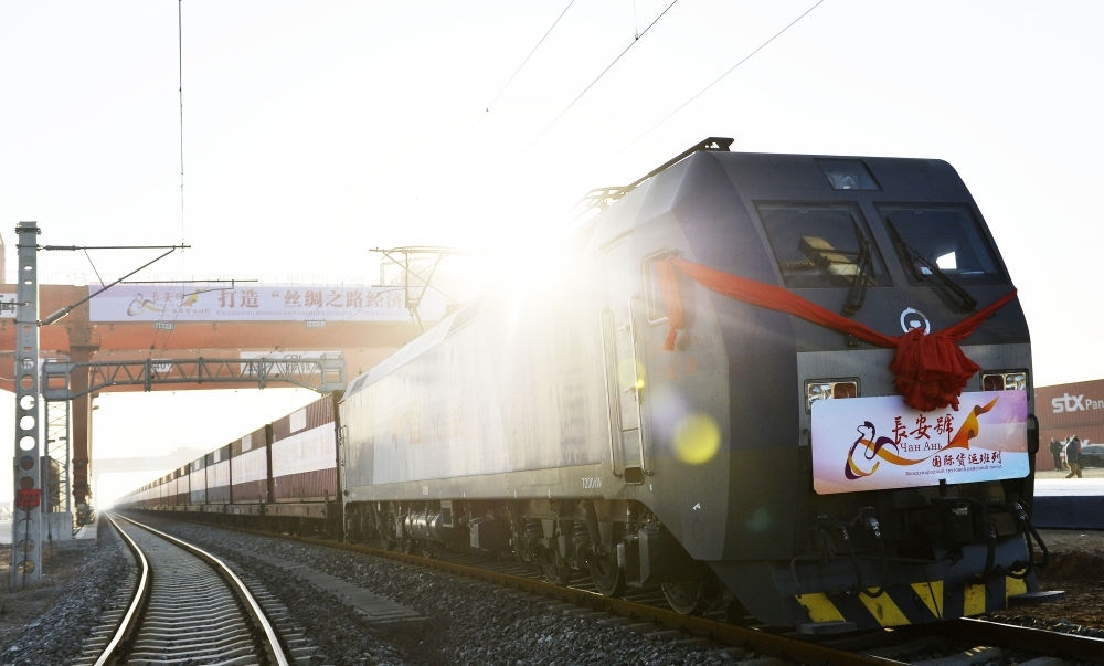 2013年11月28日，首趟由西安發(fā)往哈薩克斯坦阿拉木圖的長安號(hào)國際貨運(yùn)列車等待出發(fā)。新華社記者 劉瀟 攝
