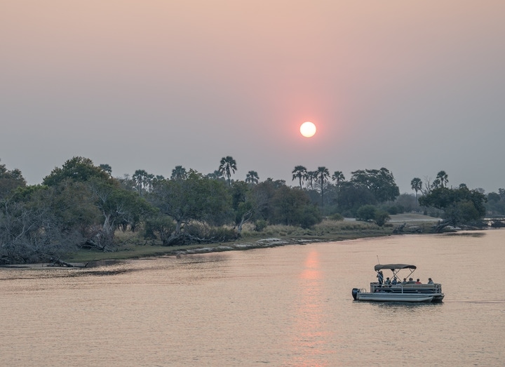 8月23日，在贊比亞拍攝的贊比西河上的游船。