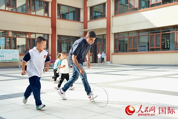 來自巴基斯坦的沙杰在滾鐵環(huán)。人民網 盧鵬宇攝