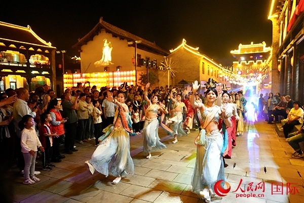 古城巡游隊伍。人民網(wǎng) 盧鵬宇攝