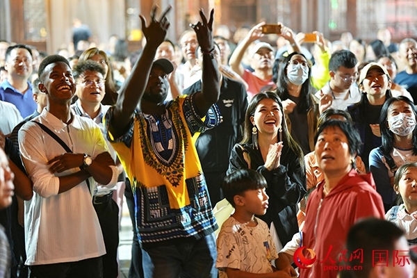 選手體驗古城巡游。人民網(wǎng) 盧鵬宇攝