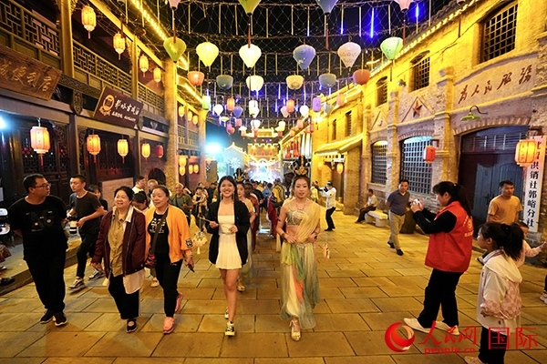 選手體驗古城巡游。人民網(wǎng) 盧鵬宇攝