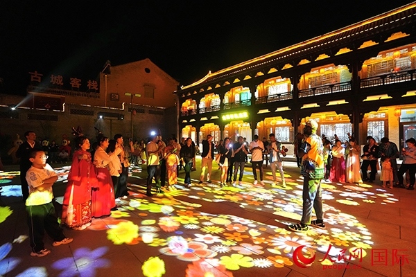 選手們和演員們一起載歌載舞。人民網(wǎng) 盧鵬宇攝