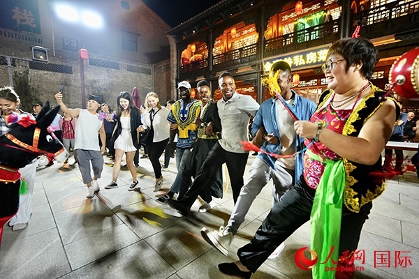 選手們和演員們一起載歌載舞。人民網(wǎng) 盧鵬宇攝