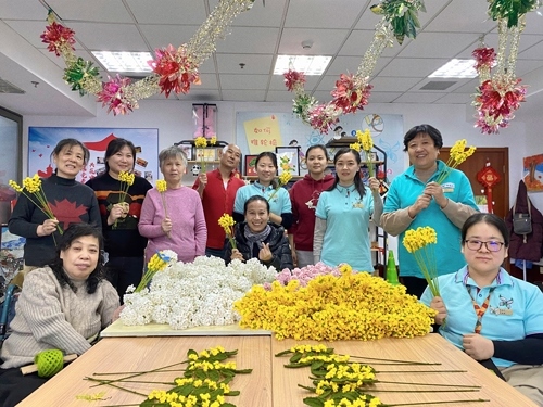 唐占鑫帶領(lǐng)團(tuán)隊為2022年北京冬奧會和冬殘奧會制作頒獎花束。受訪者供圖