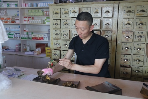 馬啟紅為病患精心配藥。受訪者供圖