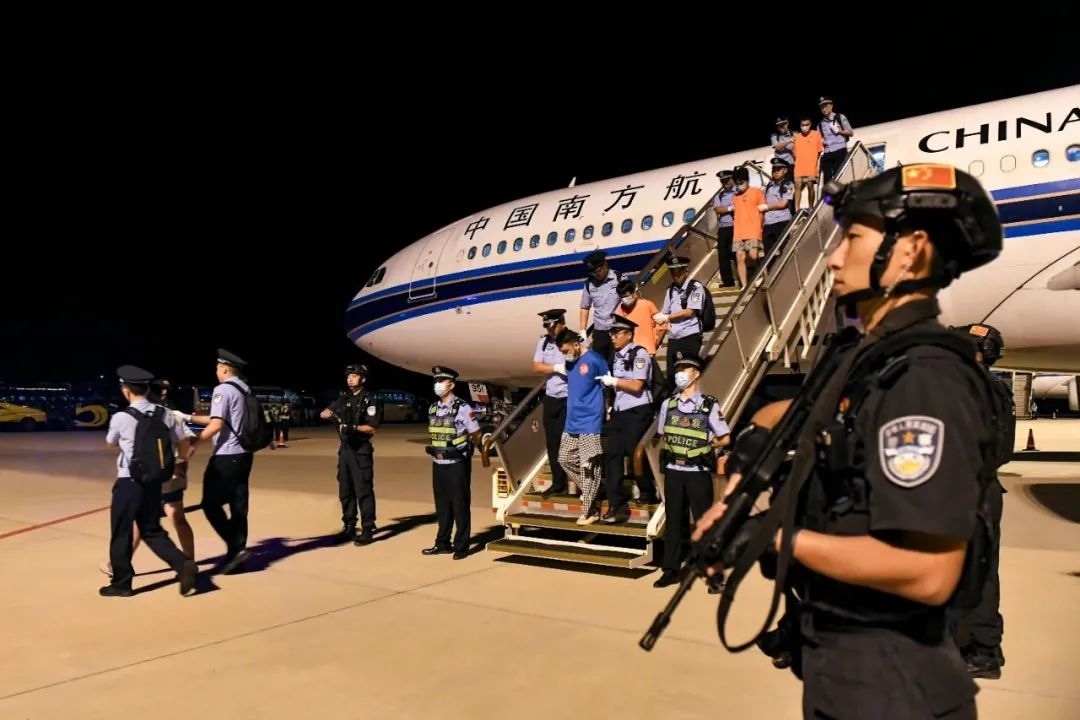 153名實施跨境裸聊敲詐的犯罪嫌疑人從印度尼西亞被押解回國。公安部供圖