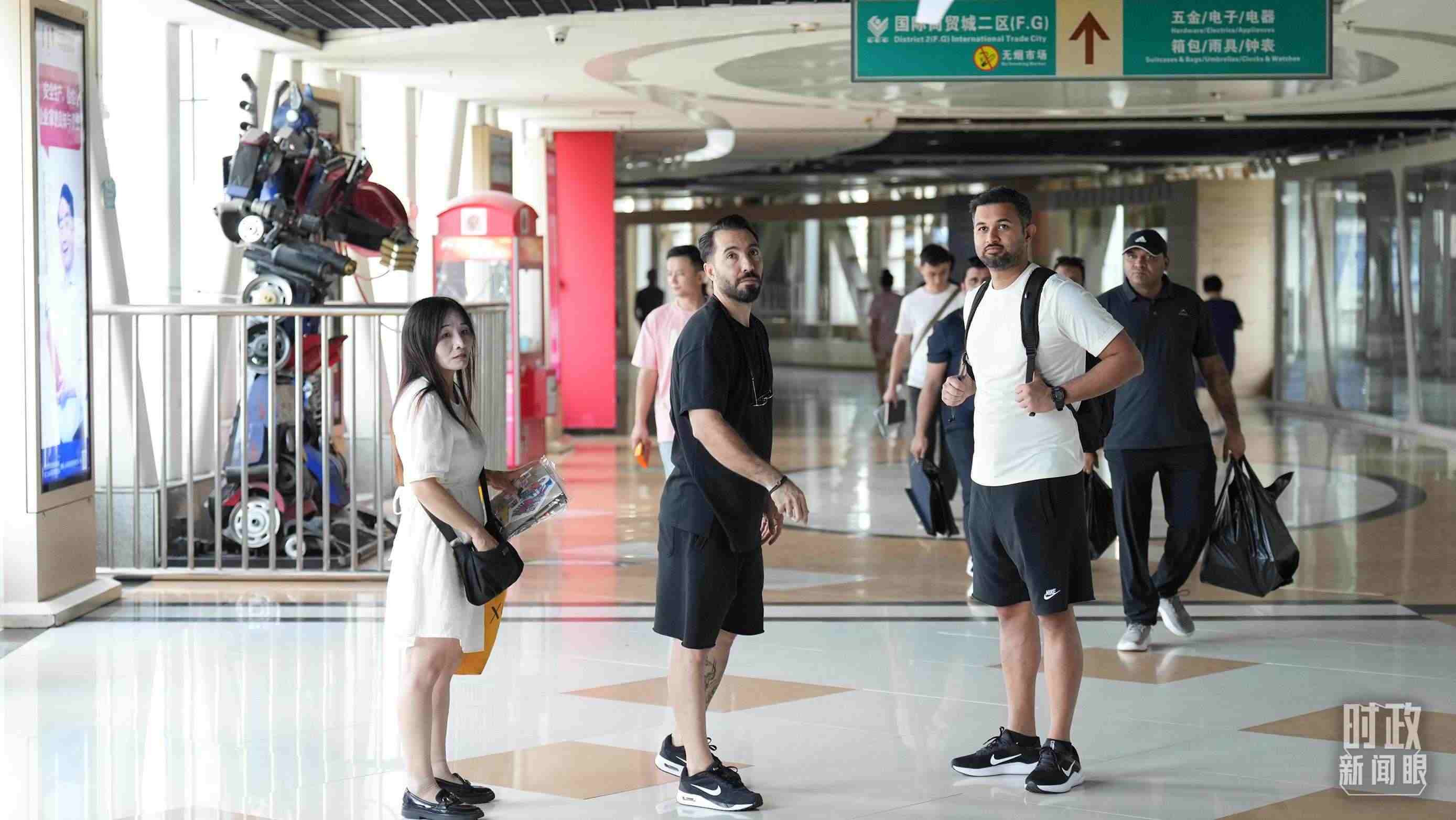 △義烏國際商貿(mào)城內(nèi)，來自世界各地的外商。（總臺國廣記者李晉拍攝）