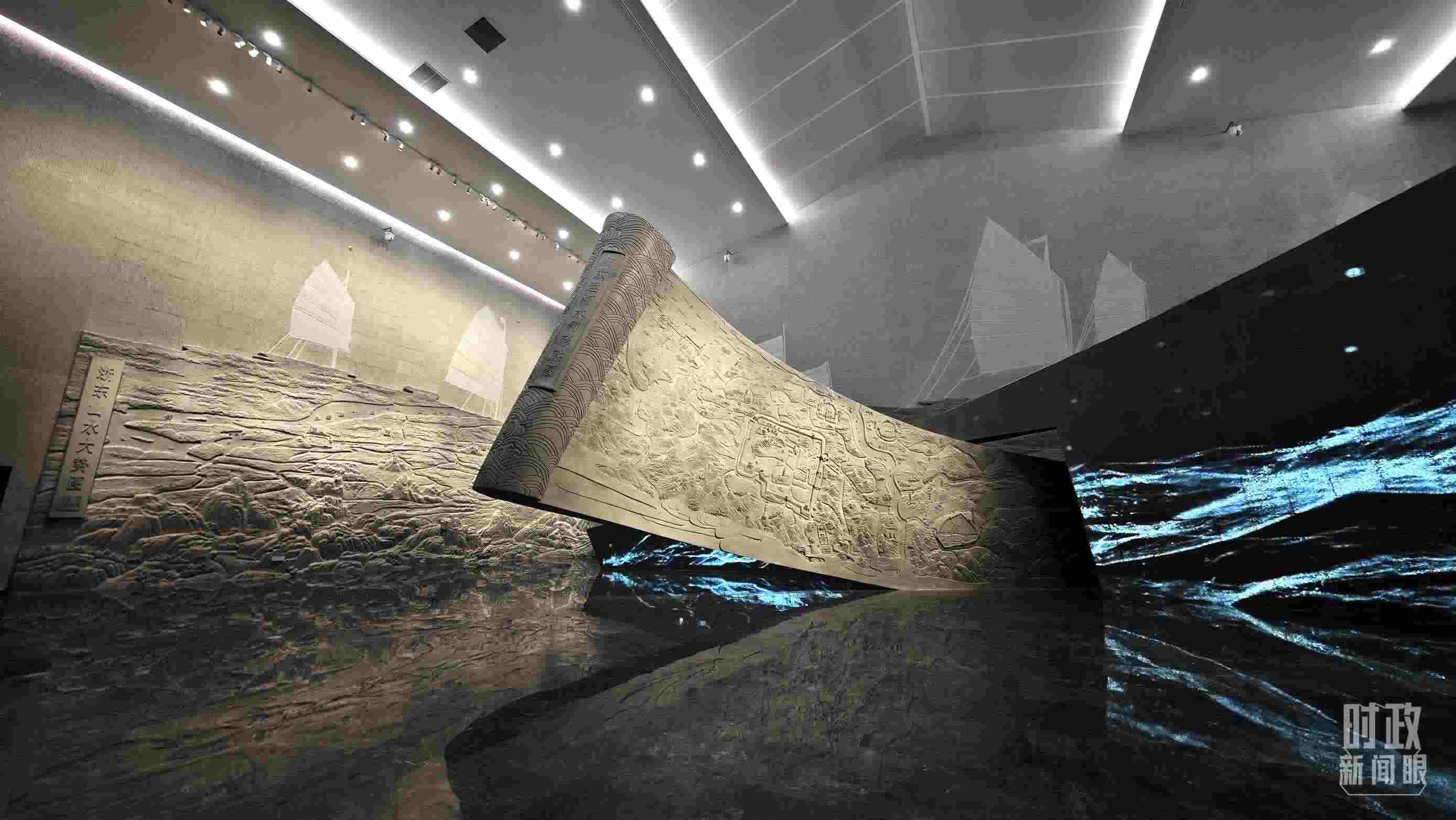 △博物館內(nèi)的《浙東運河水利形勝圖》《浙東山水大勢圖》浮雕。（總臺央視記者彭漢明拍攝）