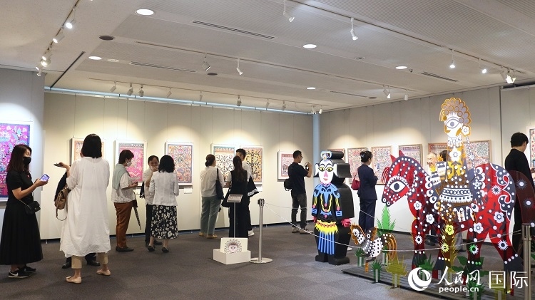 到場(chǎng)民眾觀看展覽。人民網(wǎng) 許可攝