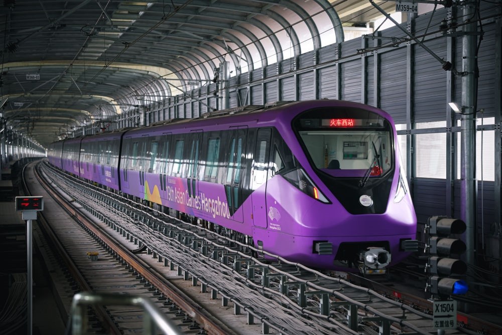 從杭州火車西站出發(fā)，地鐵19號(hào)線貫穿杭州火車東站、杭州蕭山機(jī)場(chǎng)，“亞運(yùn)號(hào)”地鐵專列運(yùn)行在這條線路上。