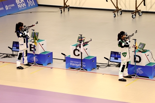 黃雨婷(左)、韓佳予在女子10米氣步槍個人賽比賽中。人民網記者 胡雪蓉攝