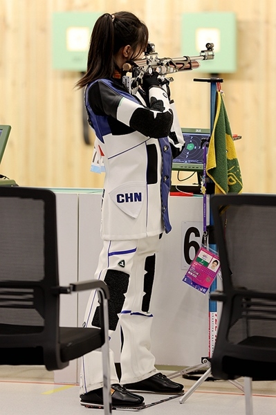 9月24日，黃雨婷在女子10米氣步槍團體賽比賽中。人民網記者 胡雪蓉攝