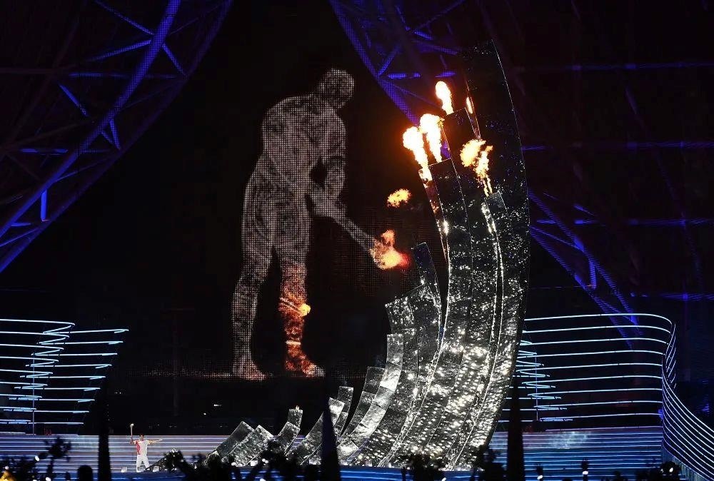 △“數(shù)字火炬手”點(diǎn)燃象征亞洲大團(tuán)結(jié)的亞運(yùn)之火。