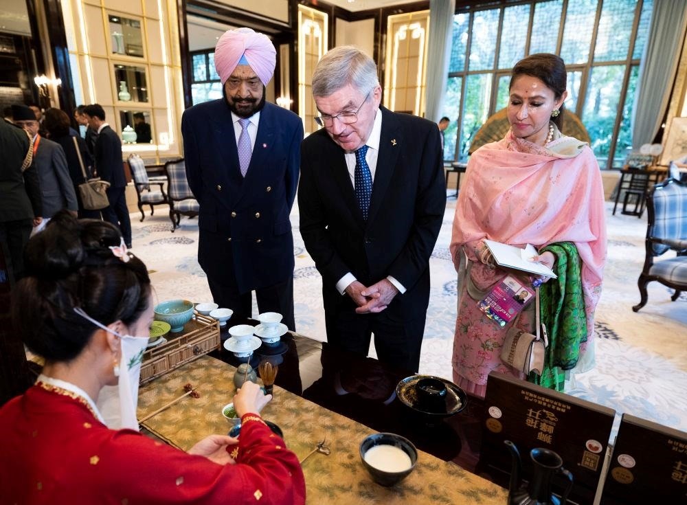 △歡迎宴會(huì)前，亞奧理事會(huì)代理主席辛格和夫人維尼塔、國(guó)際奧委會(huì)主席巴赫欣賞非遺展示。